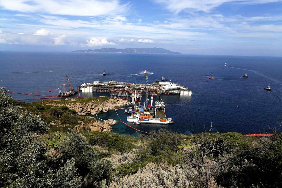Výletní loď Costa Concordia je stále uvízlá u italského ostrova Giglio