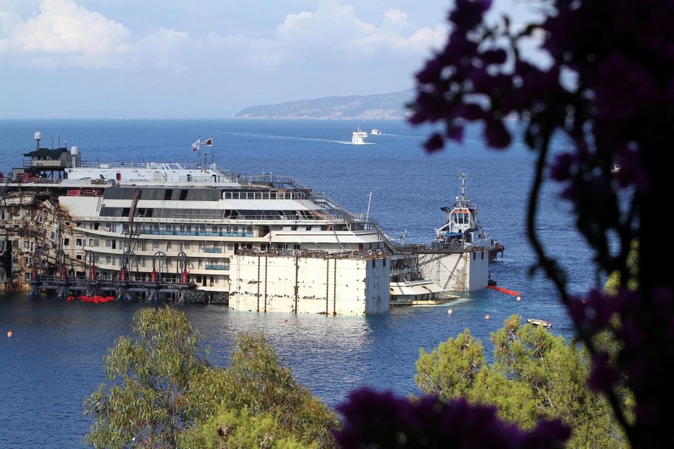 Havarovaná Costa Concordia u břehů italského ostrova Giglio