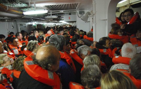 Při evakuaci zavládl na palubě obrovský chaos, řídili ji kuchaři a číšníci.