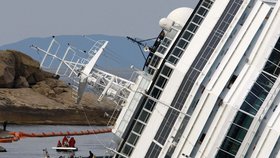 Potápějící se vrak lodi Costa Concordia