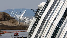 Na lodi Costa Concordia našlo smrt přes třicet cestujících