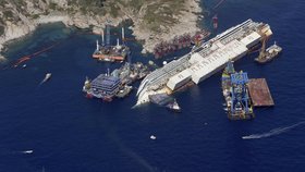 Concordia ležela u ostrova Giglio potopená již téměř rok a půl