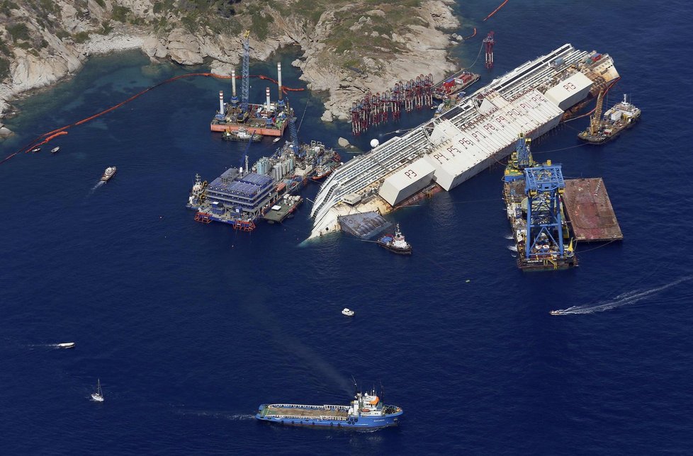 Concordia ležela u ostrova Giglio potopená již téměř rok a půl