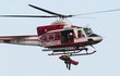 Záchranáři přenášejí do helikoptéry zachráněného šéfa stevardů Manrika Giampedroniho.