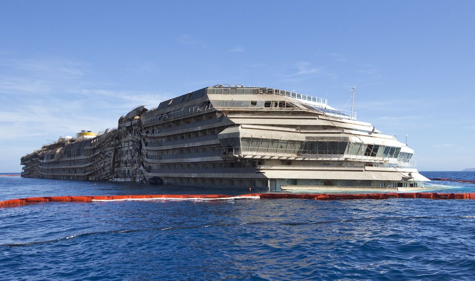 Vyzvednutí vraku výletní lodi Costa Concordia