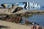 Koupání u potápějící se lodi Costa Concordia se stalo hitem letošního léta