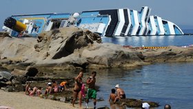 Koupání u potápějící se lodi Costa Concordia se stalo hitem letošního léta