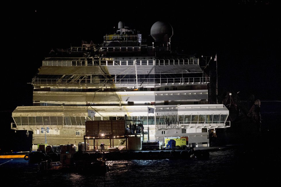 Costa Concordia byla naposledy ve vzpřímené podobě loni na začátku roku, těsně přes najetím na útes