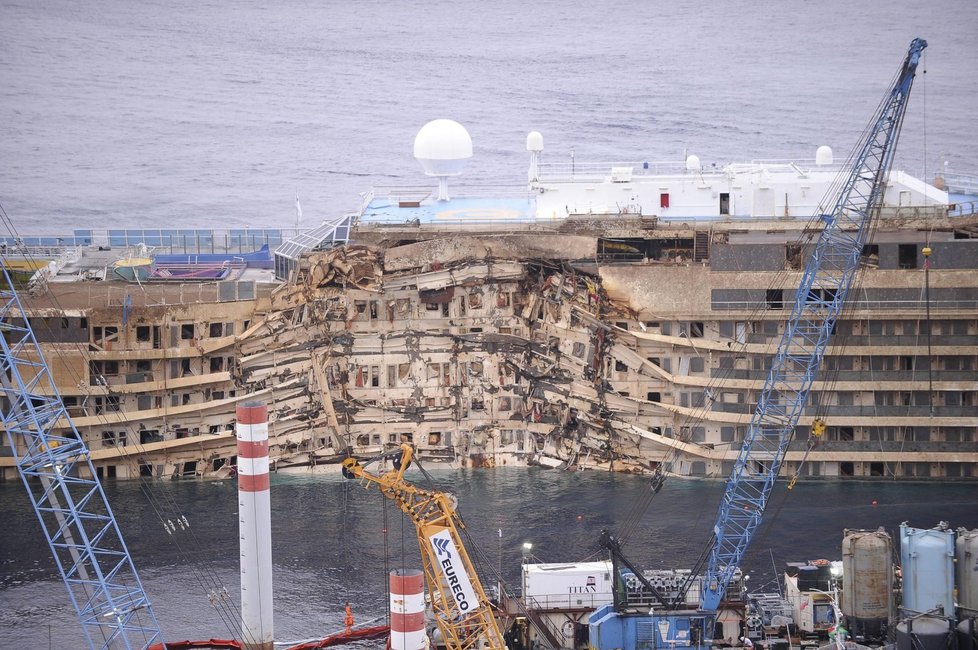 Vyzvednutí vraku výletní lodi Costa Concordia