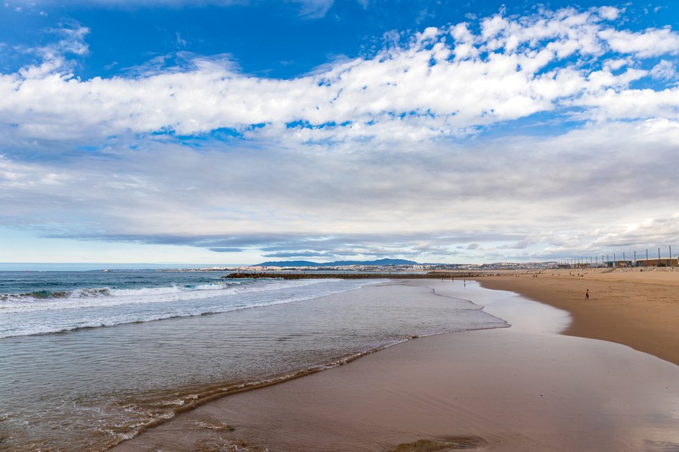 Pláž Costa de Caparice je dlouhá 25 kilometrů,  začíná nedaleko Sesimbry a končí u Lisabonu.