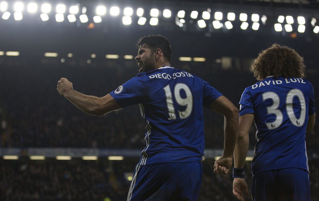 Diego Costa (vlevo) a David Luiz slaví další výhru Chelsea