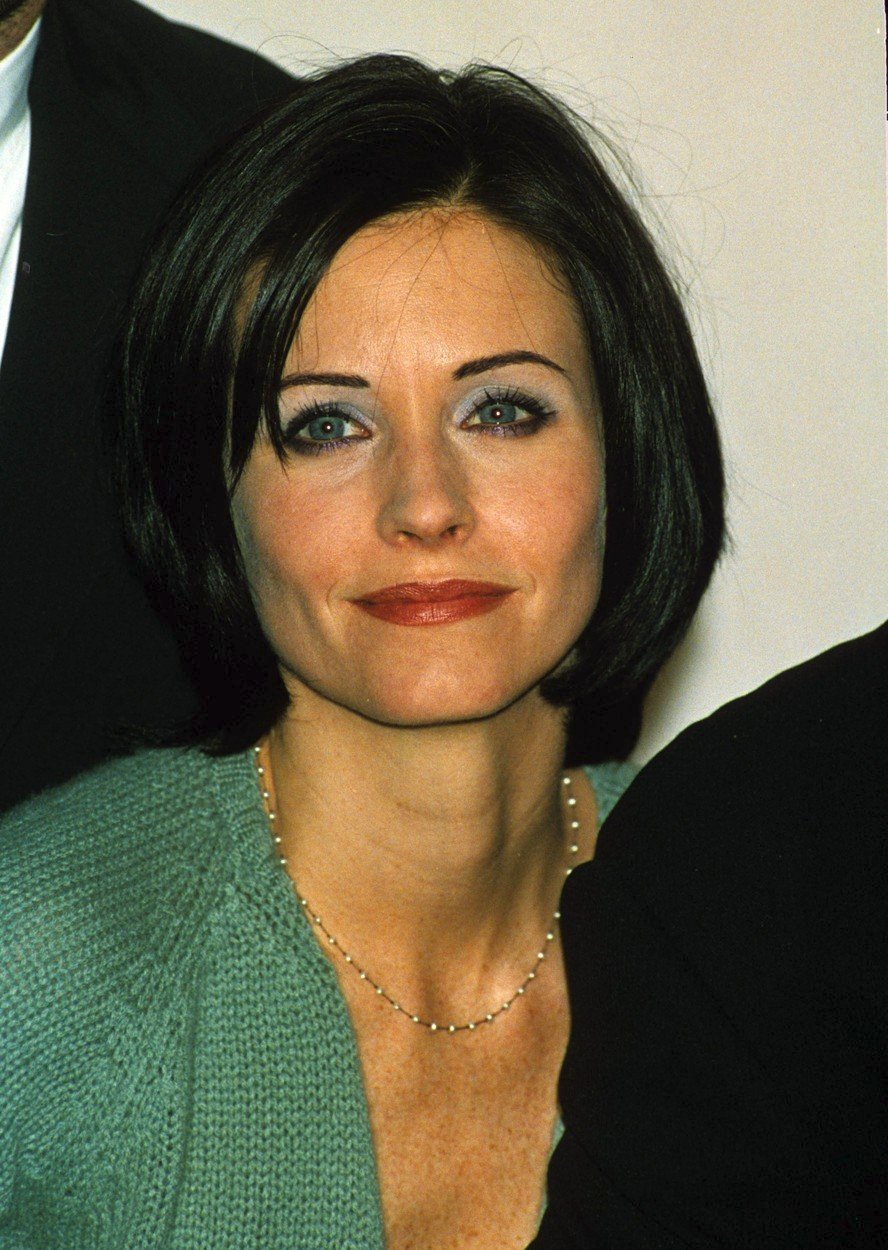 Ani herečce Courteney Cox modré stíny příliš nesvědčily