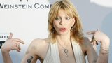 Courtney Love v Cannes odhalovala povislá ňadra