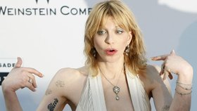 Courtney Love v Cannes odhalovala povislá ňadra