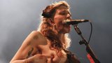 Odvázaná Courtney Love: Na koncertu ukázala piercing v bradavce
