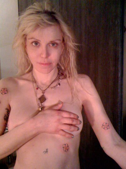 Courtney Love a její květinové tetování