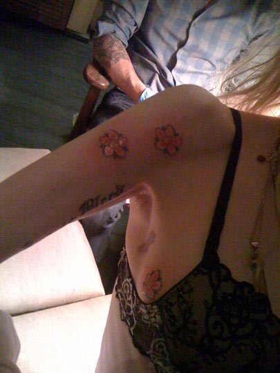 Courtney Love a její květinové tetování
