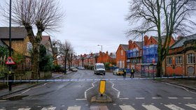 Ozbrojený muž se zabarikádoval ve svém bytě v britském Coventry (12. 1. 2022).