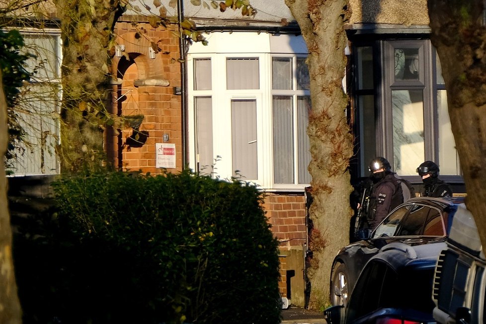 Ozbrojený muž se zabarikádoval ve svém bytě v britském Coventry (12. 1. 2022).