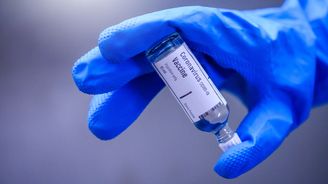 Vláda rozešle důchodcům ruskou vakcínu proti koronaviru. Ale radši až po volbách 