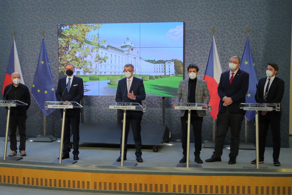 Tisková konference ve Strakově akademii, na které Fiala a Babiš podpořili iniciativu, která chce urychlit očkování lidí třetí dávkou vakcíny proti covidu-19 (30. 11. 2021)