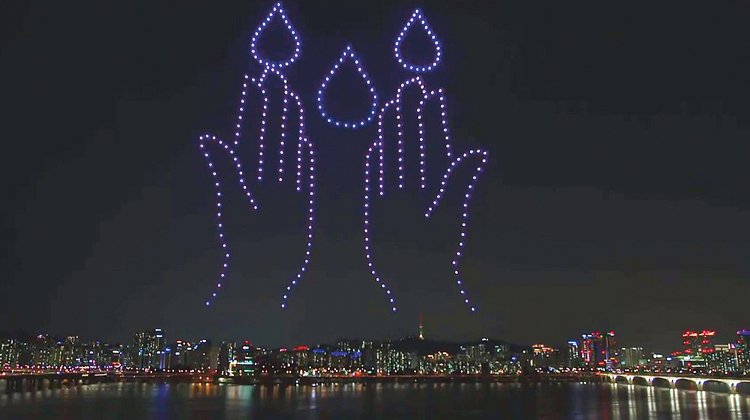 Jižní Korea uspořádala desetiminutové světelné představení s třemi stovkami svítících strojů v rámci boje poroti pandemii covid 19
