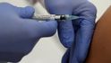 Dobrovolník dostává vakcínu proti nemoci COVID-19 od německé biotechnologické společnosti Curevac. Začínají tak klinické testy.