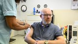 Dvě ramena, dvě vakcíny: Ministr Válek se nechal naočkovat proti chřipce i covidu, jde to naráz
