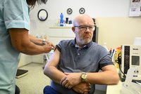 Dvě ramena, dvě vakcíny: Ministr Válek se nechal naočkovat proti chřipce i covidu, jde to naráz