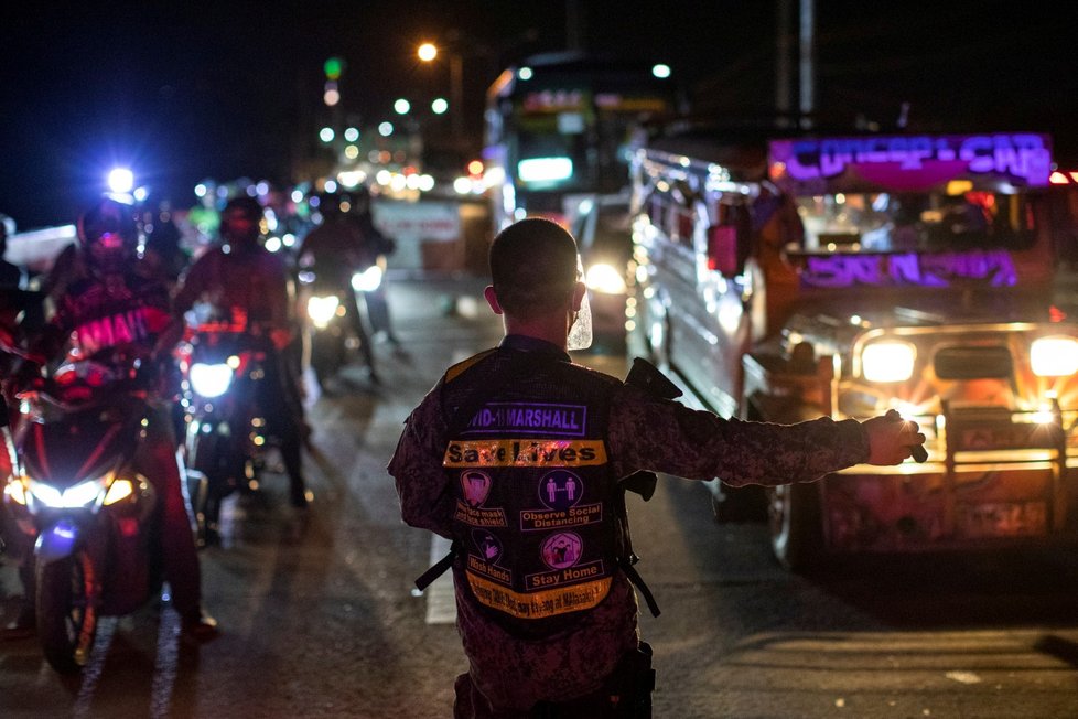 Manila: Filipínští policisté kontrolují auta, zda jejich pasažéři nešíří koronavirus.