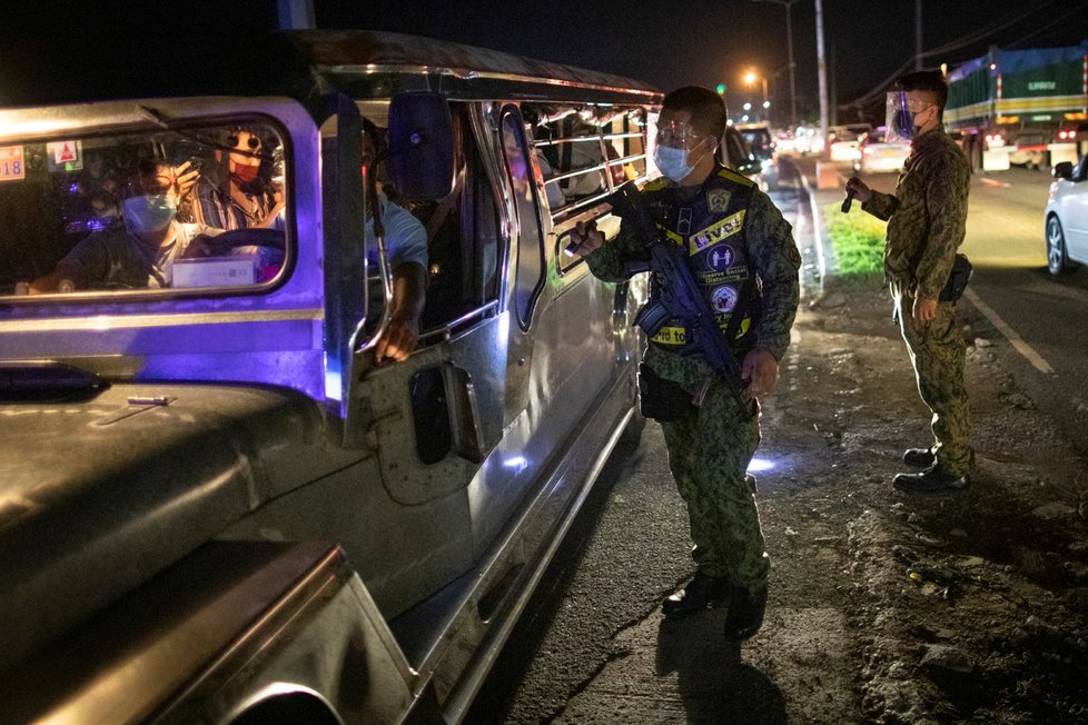 Manila: Filipínští policisté kontrolují auta, zda jejich pasažéři nešíří koronavirus.