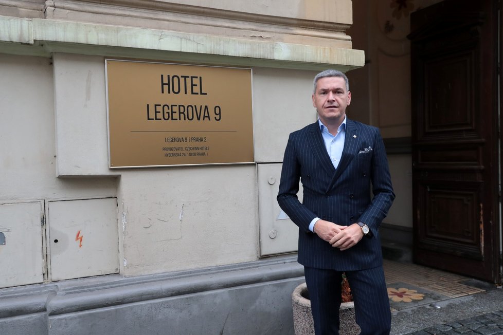 V Praze se otevřel první hotel, který je určený pouze pro lidi nakažené nemocí covid-19. Mohou v něm strávit karanténu aniž by se fyzicky potkali s někým z personálu. Na snímku je zakladatel sítě Czech Inn Hotels Jaroslav Svoboda, které tento hotel Patří.