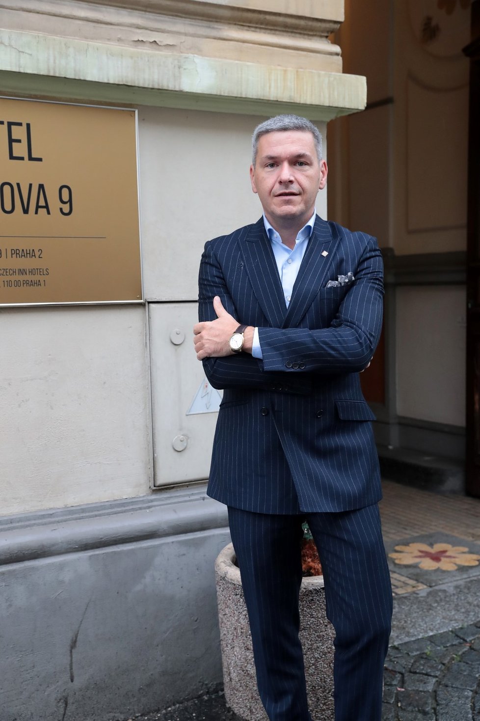 V Praze se otevřel první hotel, který je určený pouze pro lidi nakažené nemocí covid-19. Mohou v něm strávit karanténu aniž by se fyzicky potkali s někým z personálu. Na snímku je zakladatel sítě Czech Inn Hotels Jaroslav Svoboda, které tento hotel Patří.