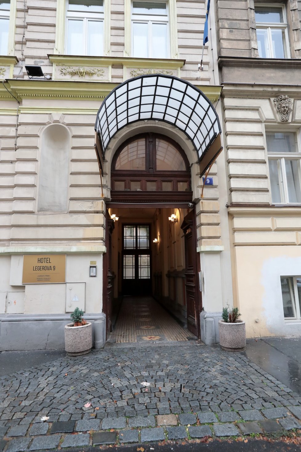 V Praze se otevřel první hotel, který je určený pouze pro lidi nakažené nemocí covid-19. Mohou v něm strávit karanténu aniž by se fyzicky potkali s někým z personálu.