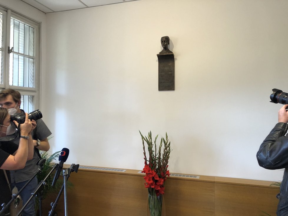 Slavnostní odkrytí busty na počest zdravotníkům při boji s koronavirem