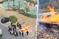 Děsivé záběry z Číny: Krematoria nestíhají, rodiny pálí zemřelé na ulicích!