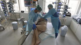 Péče o covidové pacienty v Anesteziologicko-resuscitační klinice v Thomayerově nemocnici v Praze (3. 3. 2021)