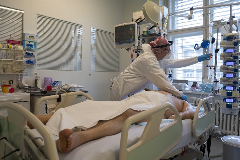 Péče o covidové pacienty v Anesteziologicko-resuscitační klinice v Thomayerově nemocnici v Praze (3. 3. 2021)