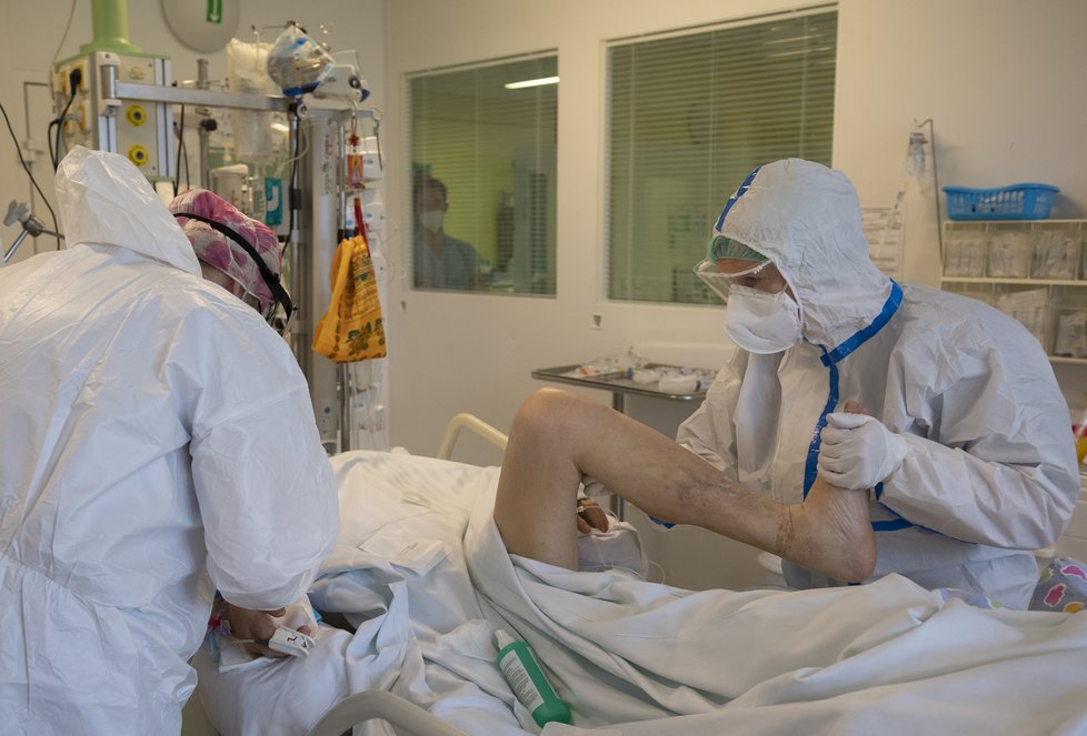 Péče o covidové pacienty v Anesteziologicko-resuscitační klinice v Thomayerově nemocnici v Praze (3.3.2021)