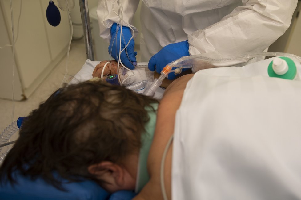 Péče o covidové pacienty v Anesteziologicko-resuscitační klinice v Thomayerově nemocnici v Praze (3.3.2021)