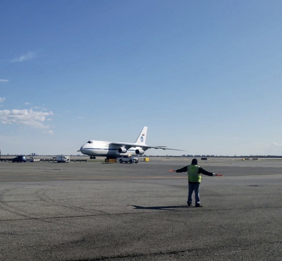 Ruslan přivezl ventilátory na letiště JFK.