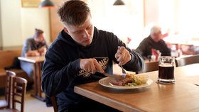 Rozvolnění v ČR: Restaurace přestaly kontrolovat Tečky. (10.2.2022)
