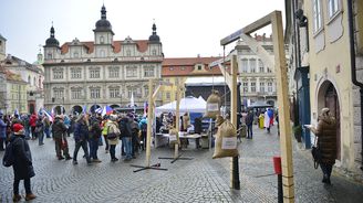 Šibenice opět před Sněmovnou. Odpůrci pandemického zákona útočili na policisty, jednoho zranili