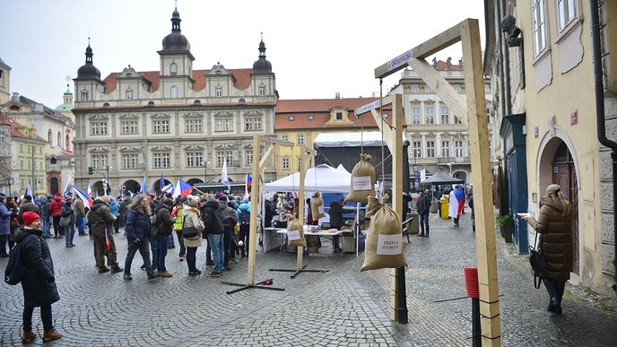 Demonstrace proti pandemickému zákona na Malostranském náměstí (1. 2. 2022)