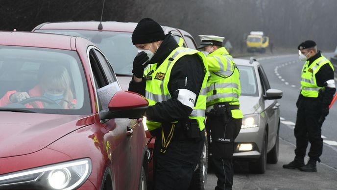 Policejní kontroly během pandemie koronoviru. Několik týdnů nebylo možné bezdůvodně přejíždět hranice okresu.