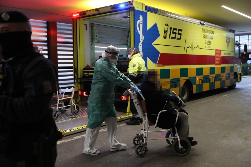 Převoz covidových pacientů do pražské Fakultní nemocnice v Motole z Chebu. Pražští záchranáři vypravili na převoz speciálně upravené nákladní vozidlo Fénix.