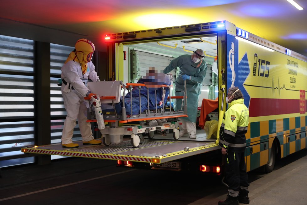 Do pražské Fakultní nemocnice v Motole dorazili 5. února krátce před půl třetí odpoledne pacienti s covidem z Chebu. Pražští záchranáři vypravili na převoz speciálně upravené nákladní vozidlo Fénix.