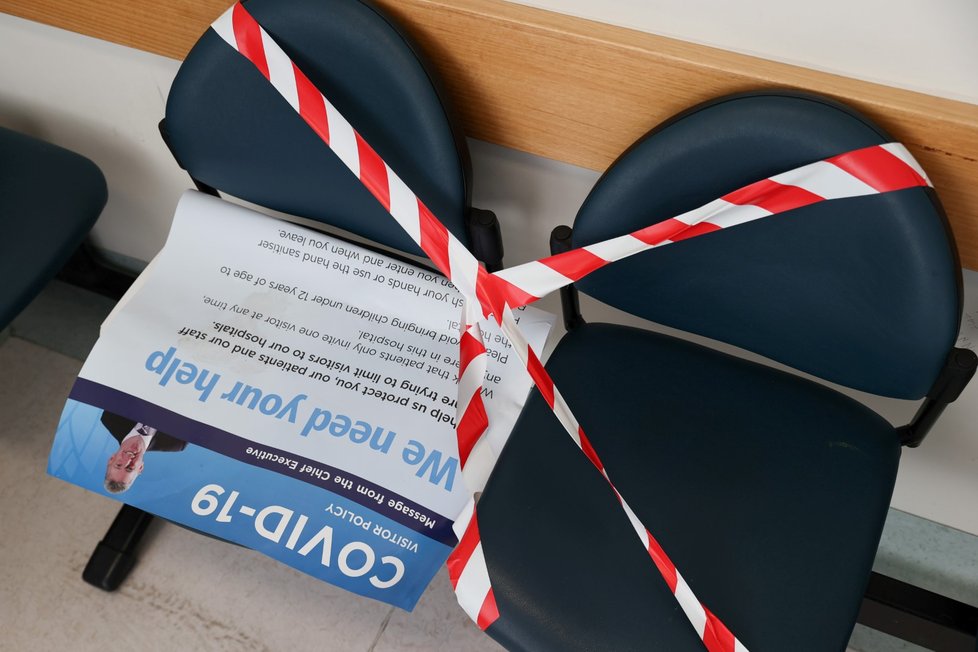 Koronavirus Austrálie: V nemocnici v Sydney dávají zaměstnanci upozornění na židle a zakazují pacientům si na ně sedat kvůli riziku onemocnění (12. 5. 2020)