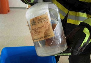 Hasiči vyklidili v úterý školu v Modřicích u Brna, odborná firma v ní rozbila lahev se čpavkovou vodou.