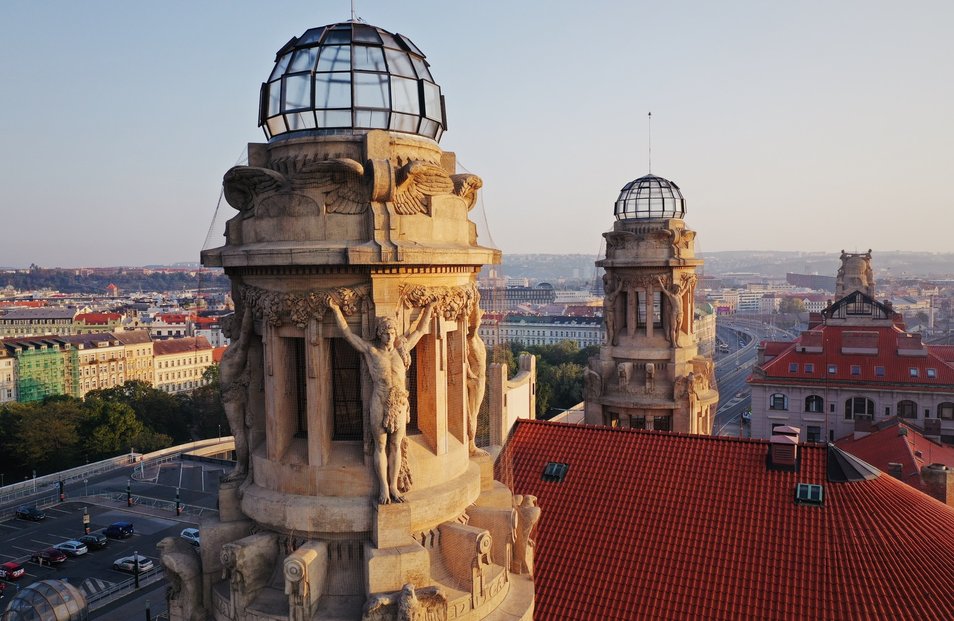 Grant Prahy získal Amos Chapple za soubor Střešní strážci Prahy, který dokumentuje skryté sochy na pražských střechách.